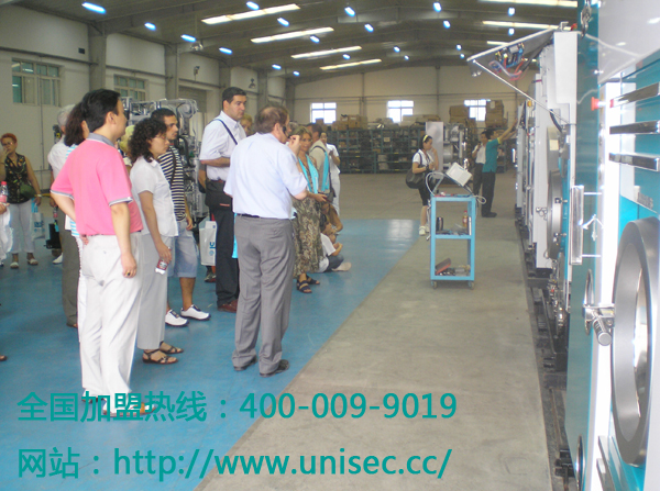 國內外客商參觀(guān)干洗機調試現場(chǎng)